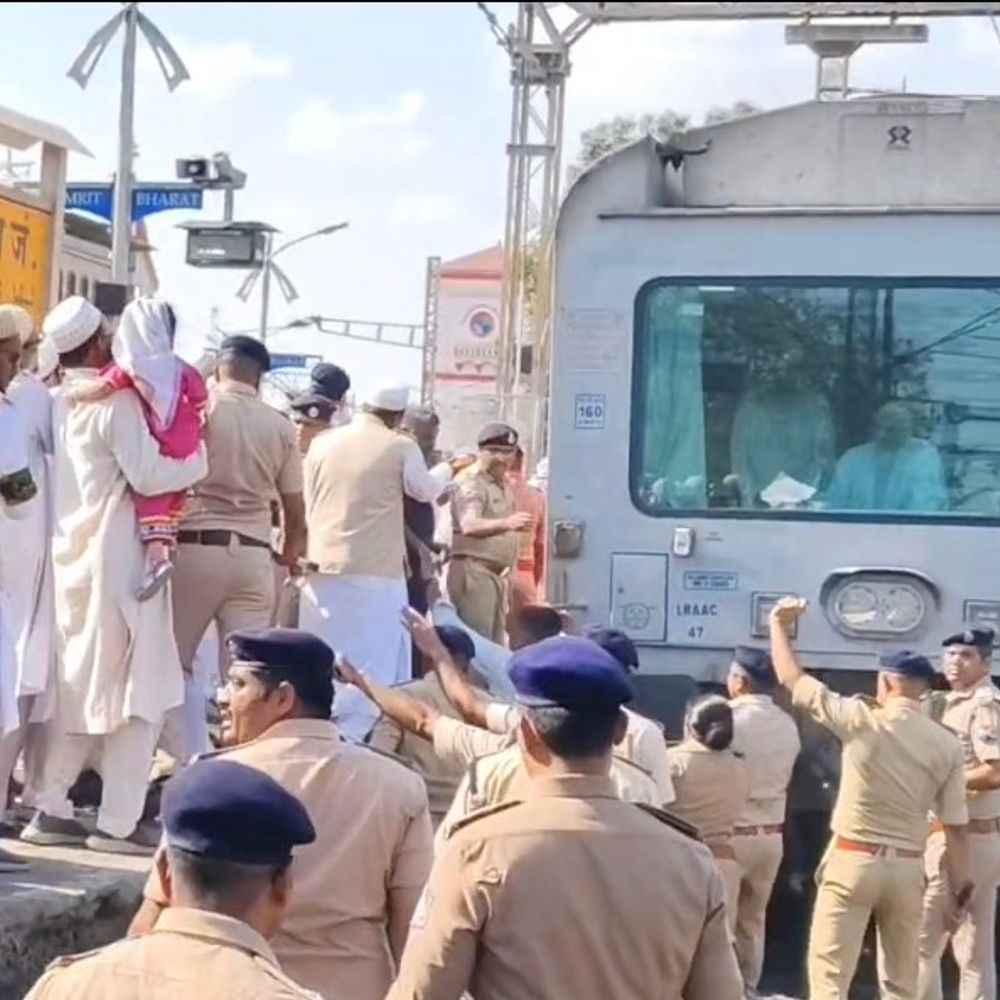 દાઉદી વ્હોરા સમાજના ધર્મગુરુના દીદાર માટે ભરૂચમાં ભીડ:સૈયદના મુફદ્દલ સૈફુદ્દીનના આગમન પર રેલવે સ્ટેશન પર મોટી સંખ્યામાં લોકો ઉમટ્યાં
