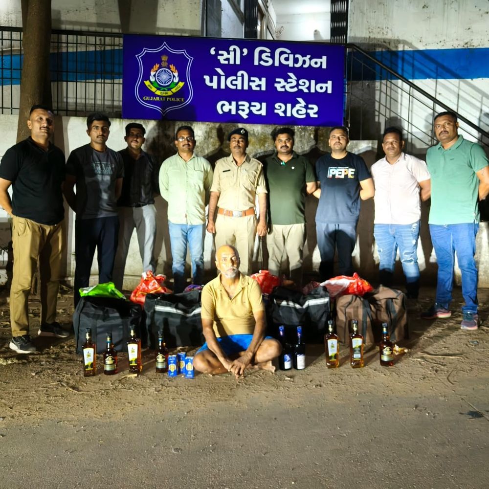 ભરૂચમાં ટેટુની દુકાનમાંથી વિદેશી દારૂનો જથ્થો ઝડપાયો:પોલીસે એક આરોપીની ધરપકડ કરી, રૂ. 2.56 લાખનો મુદ્દામાલ જપ્ત