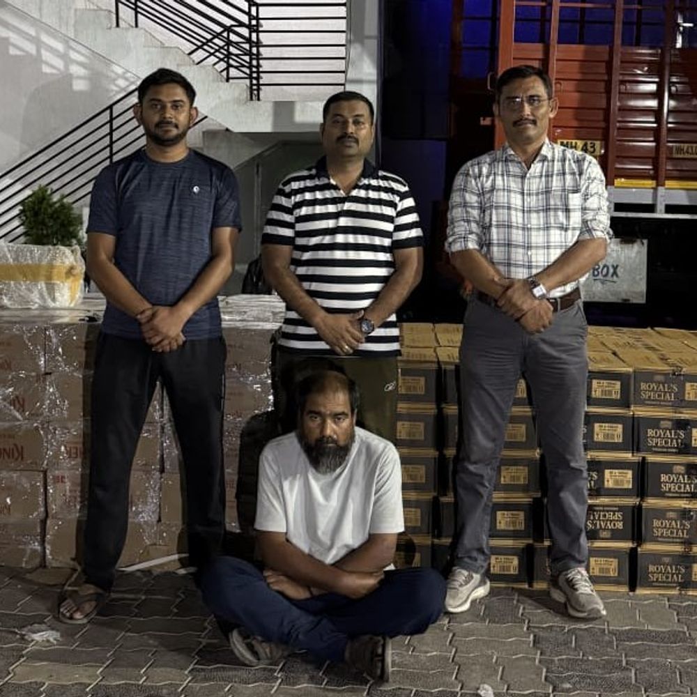 નવસારી LCBએ ₹22.68 લાખનો દારૂનો જથ્થો ઝડપ્યો:બોરીયાચ ટોલનાકા પાસે આઈસર ટેમ્પોમાંથી 6,276 બોટલો જપ્ત