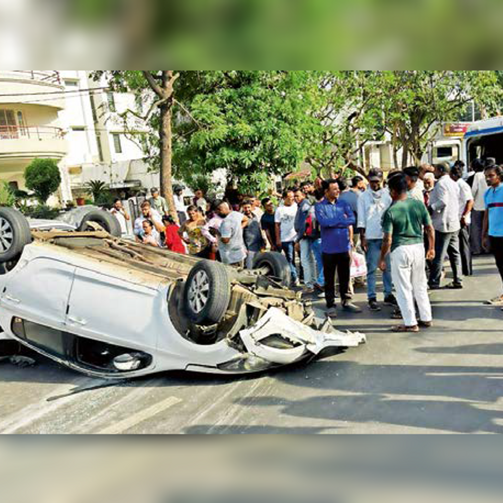 સંગમ પાસે અકસ્માત: વાહન ચાલકને બચાવતાં કાર પલટી, 5 લોકોનો આબાદ બચાવ.