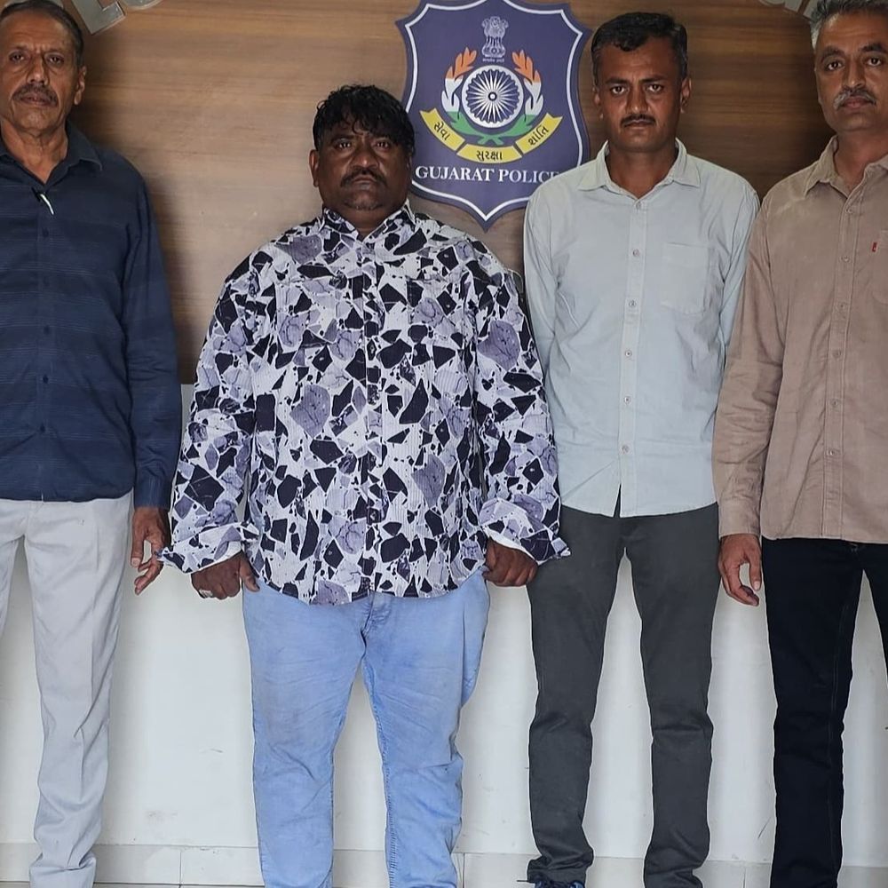 ગેરકાયદેસર પિસ્તોલ સાથે ' બાબા ' પકડાયો:"બાબા બોલે મેરી જાન" ફેમ સોશિયલ મીડિયા ઇન્ફ્લુએન્સર શબીર ઉર્ફે બાબા શેખ પીસ્તોલ સાથે જૂનાગઢ એસઓજીના સકંજામાં: સોનરખ નદી કાંઠેથી થઈ ધરપકડ.