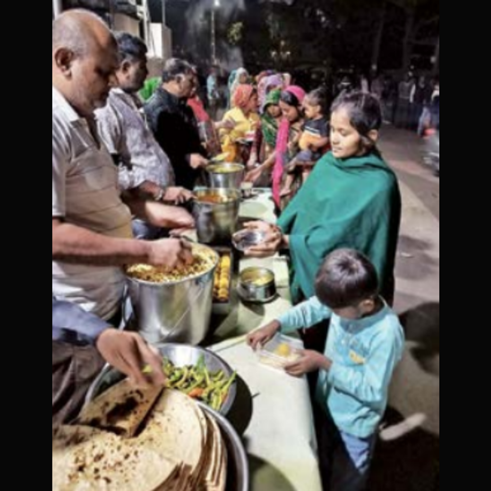 રાજકોટ મહાકાલેશ્વર મંદિરમાં ગરીબો માટે ‘પ્રેમનું ભોજન’: 500 જરૂરિયાતમંદોને ભોજન અપાય છે.
