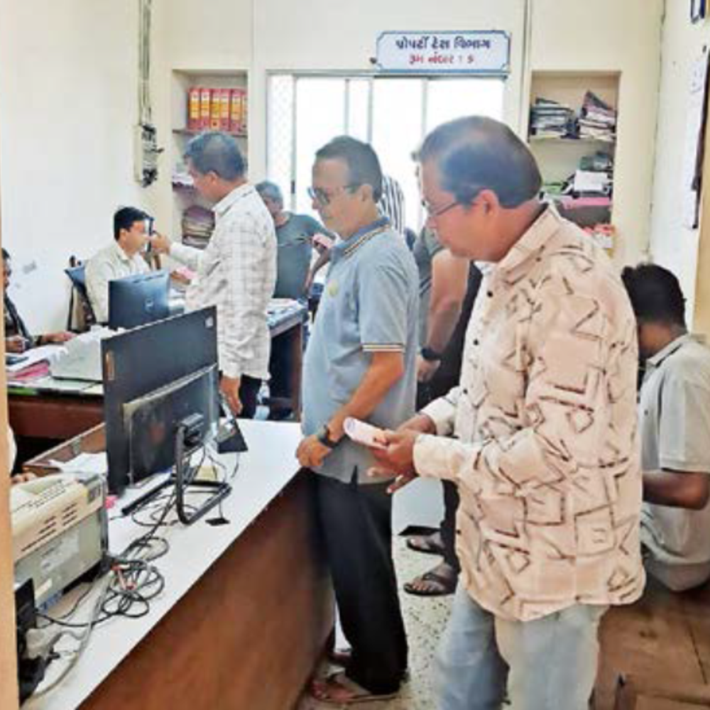 માંડવી નગરપાલિકા દ્વારા વેરા વસૂલાત ઝુંબેશ તેજ કરવામાં આવી, જેમાં બાકીદારો સામે કડક કાર્યવાહી કરવામાં આવી રહી છે.