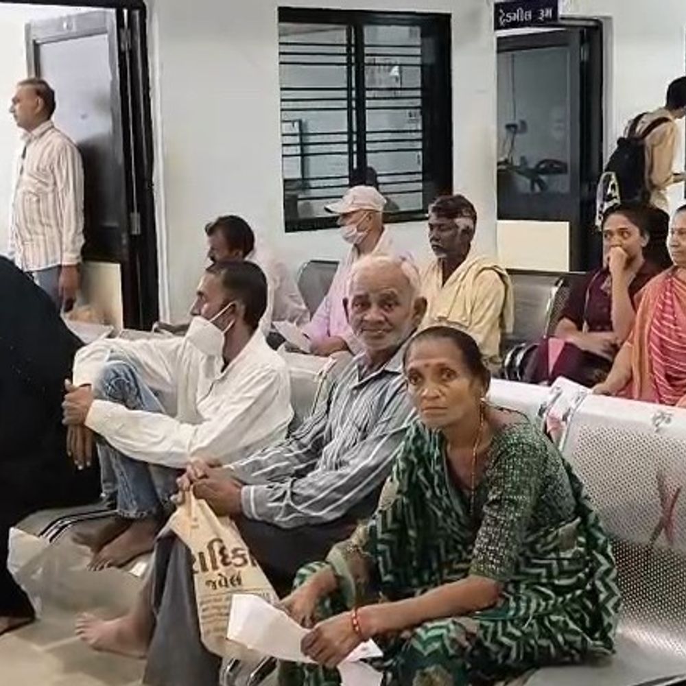 ​​જૂનાગઢ સિવિલમાં ડોક્ટરો ગેરહાજરી મુદ્દે વિવાદ:સિનિયર ડોક્ટરો હાજરી પૂરીને રવાના થઈ જતાનો આક્ષેપ; ખુદ સિવિલના જ અન્ય ડોક્ટરો મેદાને ઉતર્યા