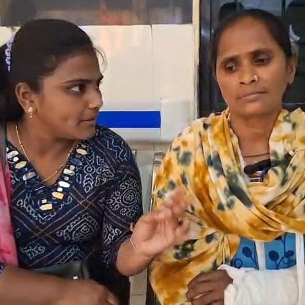 કાર્ડ વગર ઓપરેશનની ના પાડતા ગરીબ મહિલા રઝળ્યા:'આયુષ્માન કાર્ડ નથી તો ઓપરેશન નહીં થાય', ફ્રેક્ચર સાથે પાંચ દિવસ સુધી શાંતિબેન ધક્કા ખાતા રહ્યા, વિપક્ષના હસ્તક્ષેપ બાદ તંત્ર જાગ્યું.કાર્ડ સિસ્ટમ માનવતા પર ભારે