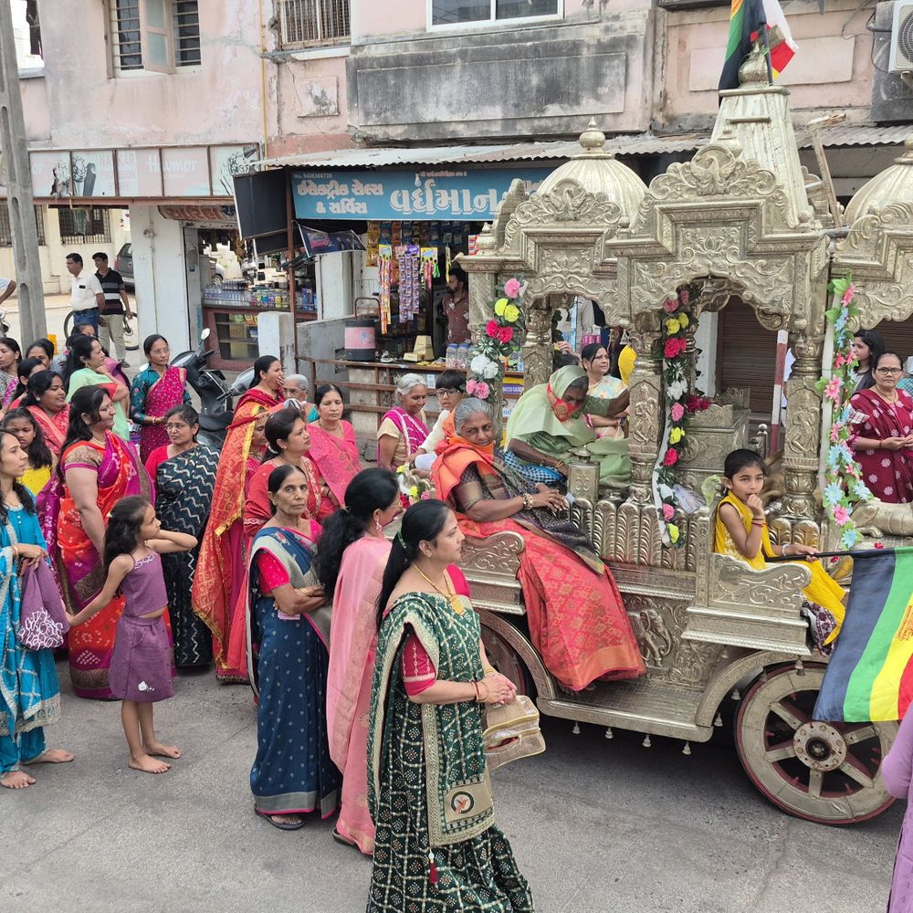 હિંમતનગરમાં મહાવીર જન્મ કલ્યાણક મહોત્સવની ઉજવણી:જૈન સમાજ દ્વારા શોભાયાત્રાનું આયોજન કરાયું