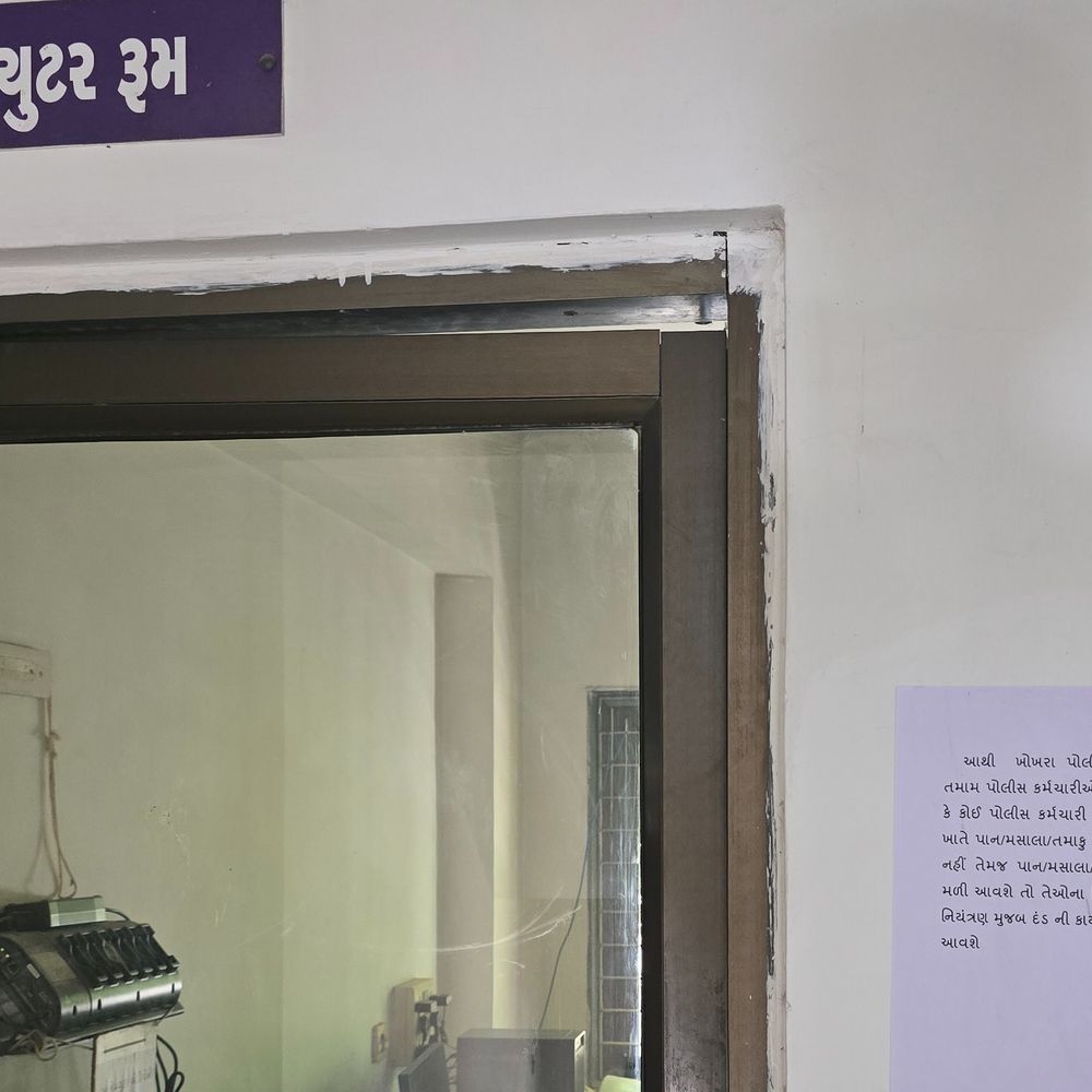 PIએ પાંચ પોલીસ કર્મચારીને દંડ કર્યો:ખોખરા પોલીસ સ્ટેશનમાં પાન-મસાલા, તમાકુ ખાવા પર પ્રતિબંધ, ઓફિસની બહાર જ સૂચના મારી દીધી