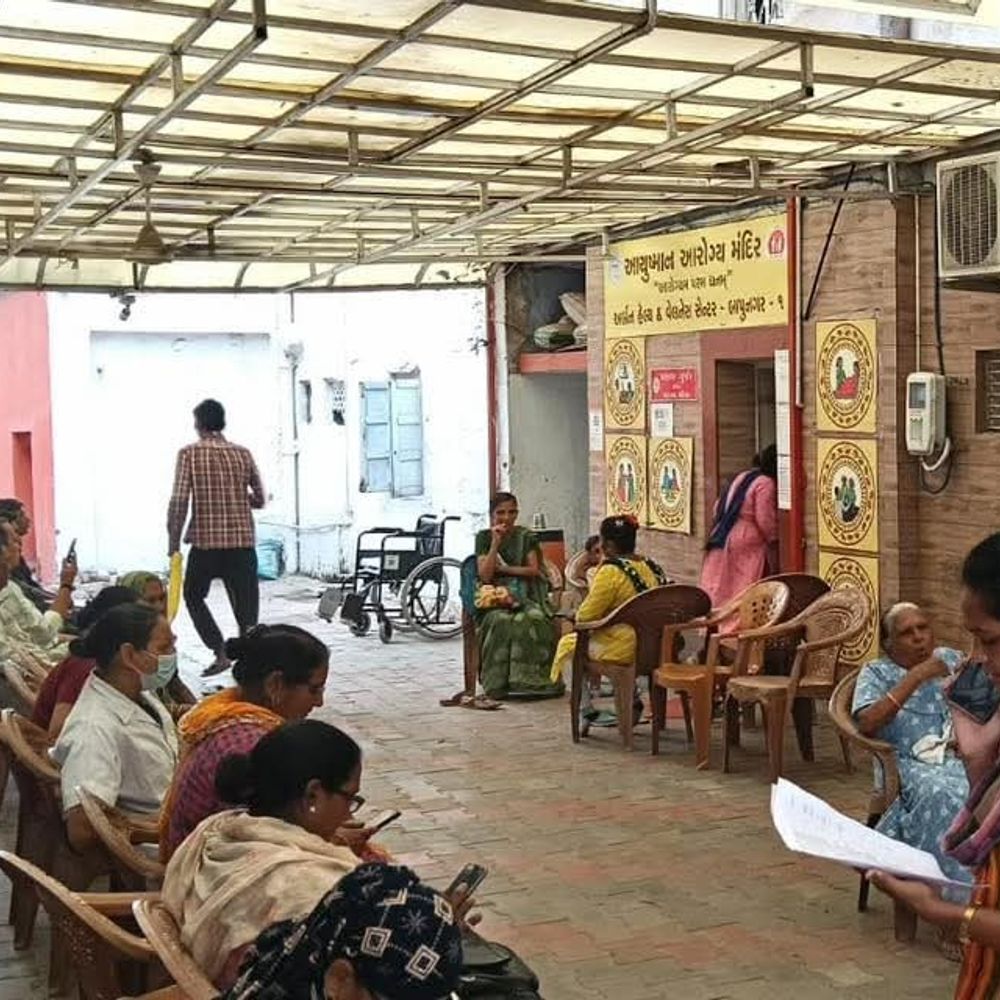 BJP કોર્પોરેટર પ્રકાશ ગુર્જરની ઓફિસ બહાર તોડફોડ:બાપુનગરમાં અસામાજિક તત્વોએ વૃદ્ધને ઘરે જઈ માર માર્યો, બાઈક સહિતના વાહનોમાં નુકસાન કર્યું