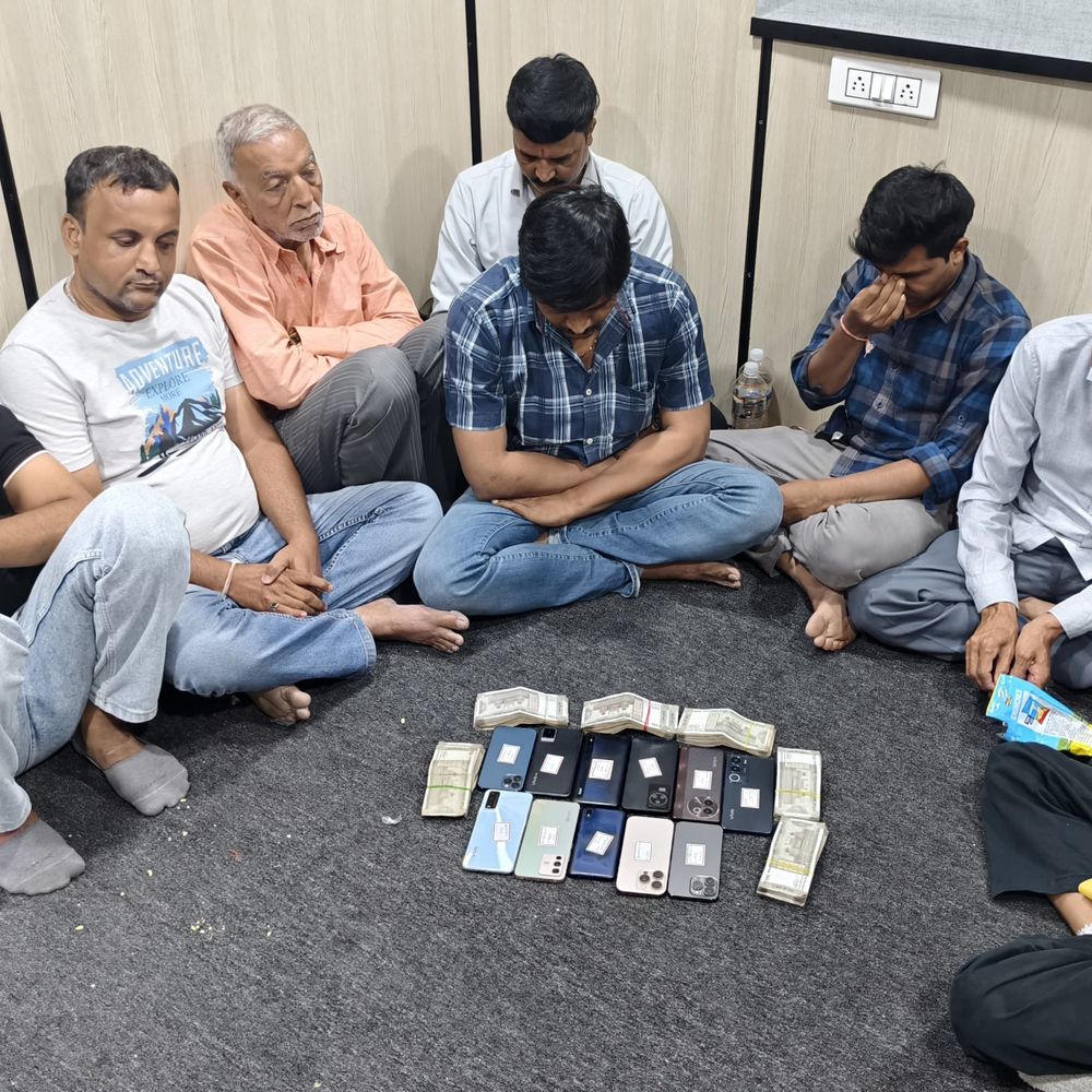 નારણપુરા ચાર રસ્તા પાસેના AMC પાર્કિંગ પ્લોટમાંથી જુગાર અડ્ડો ઝડપાયો:જુગાર રમતાં 9 લોકોની PCB સ્ક્વોડે ધરપકડ કરી, 5.23 લાખનો મુદ્દામાલ જપ્ત