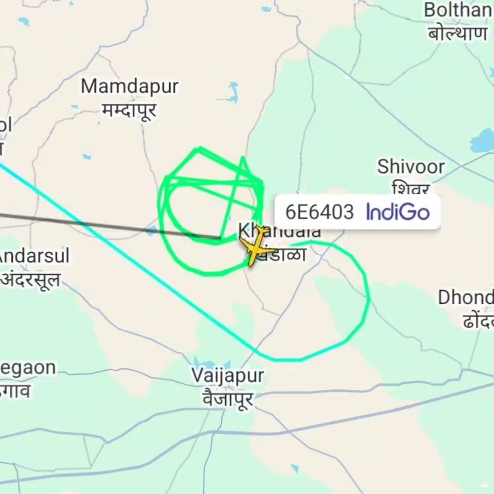 દિલ્હી-શિરડી ફ્લાઈટનું સુરતમાં ઈમરજન્સી લેન્ડિંગ:ખરાબ હવામાનથી આકાશમાં 1 કલાક સુધી ઈન્ડિગોનું વિમાન ગોળ-ગોળ ફર્યું, 150 પેસેન્જરોના જીવ અધ્ધર થયા