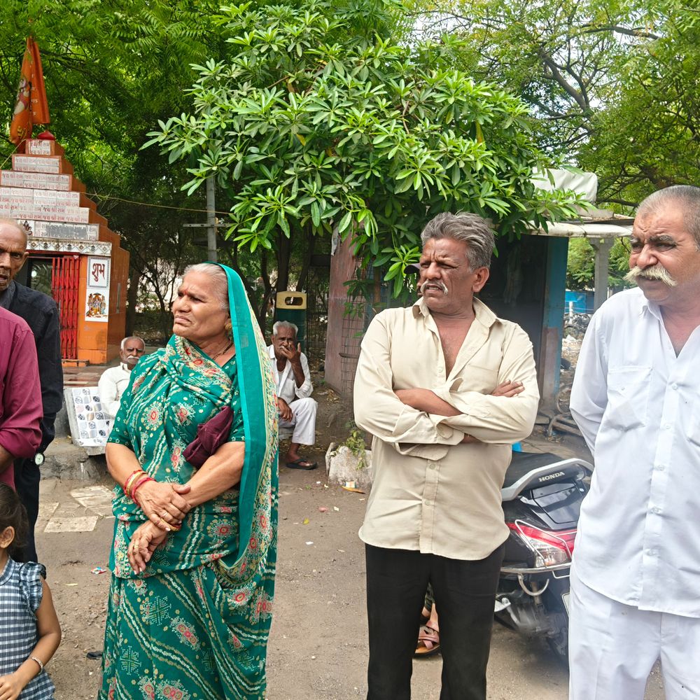 'જંગલેશ્વરમાં બોમ્બ ફેંકી દો એટલે જીવવું નહીં કે જોવું નહીં':હાઈકોર્ટના આદેશ બાદ 1358 મિલકત તોડી પાડવાનો રસ્તો ખુલ્લો થતા સ્થાનિકોમાં રોષ, એક પરિવારમાં 21 એપ્રિલે દીકરાના લગ્ન