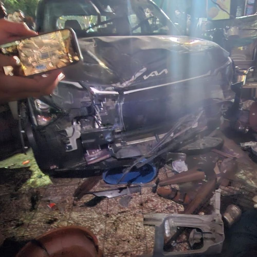 ડેરી ડેન સર્કલ પાસે કાર ચાની લારીમાં ઘુસી, 3ને ઈજા:કારનો આગળનો ભાગ તેમજ ચાની લારીનો બુકડો બોલી ગયો, સયાજીગંજ પોલીસે કાર કબજે લઈ કાર્યવાહી શરૂ કરી