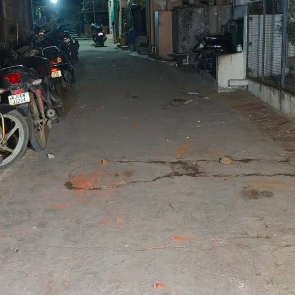 વડોદરા નજીક પદમલા ગામમાં મોડી રાત્રે બે જૂથો વચ્ચે અથડામણ:બંને જૂથ વચ્ચે સામસામે પથ્થરમારાથી અફરાતફરી મચી ગઈ, મંદિર અને ઘરો પર પથ્થરો પડ્યા, 4 લોકો ઇજાગ્રસ્ત થયા