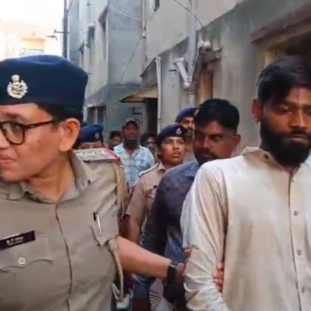 વડોદરામાં યુવકે યુવતીની જાહેરમાં છેડતી કરી:પોલીસે આરોપીનું સરઘસ કાઢ્યું, પીડિતાએ કહ્યું: મારી છેડતી કરીને મારી આબરૂ પર હાથ નાખ્યો, રિલેશનશિપ રાખવાનું દબાણ કરીને મને ટોર્ચર કરવા લાગ્યો