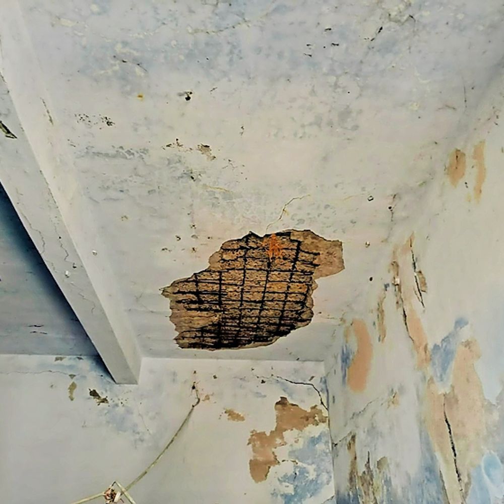 જીવલેણ બેદરકારી:માળિયામાં જર્જરિત સ્કૂલમાં ભણતર 100 વિદ્યાર્થીઓના જીવ જોખમમાં