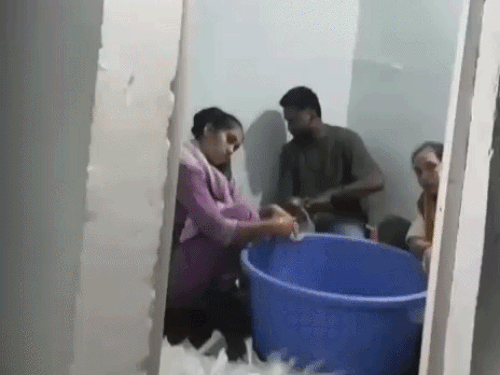 અમદાવાદમાં ગૃહ ઉદ્યોગની જેમ દેશી દારૂનું પેકિંગ.