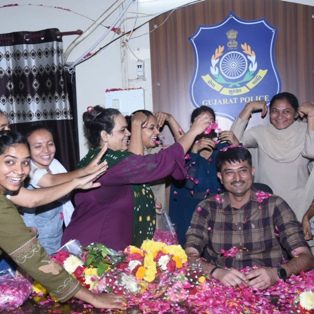 જામનગર સિટી-એ PI નિકુંજસિંહ ચાવડાની સુરત બદલી:પોલીસ સ્ટેશન સ્ટાફ દ્વારા સન્માન સાથે વિદાય સમારોહ યોજાયો