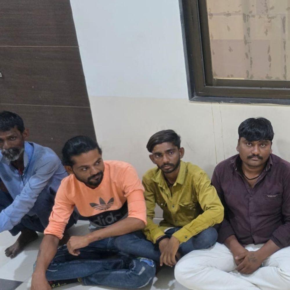 સુરેન્દ્રનગરની ફીરદોશ સોસાયટીમાં 6 જુગારી ઝડપાયા:A ડિવિઝન પોલીસે ₹75,230ના મુદ્દામાલ સાથે કાર્યવાહી કરી