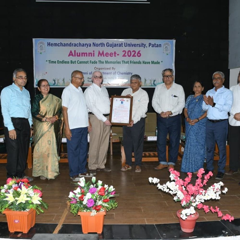 પાટણ HNGU રસાયણશાસ્ત્ર વિભાગનું સ્નેહમિલન: 2002-2006 બેચ, 110+ વિદ્યાર્થીઓની હાજરી અને કુલપતિનું સંબોધન.