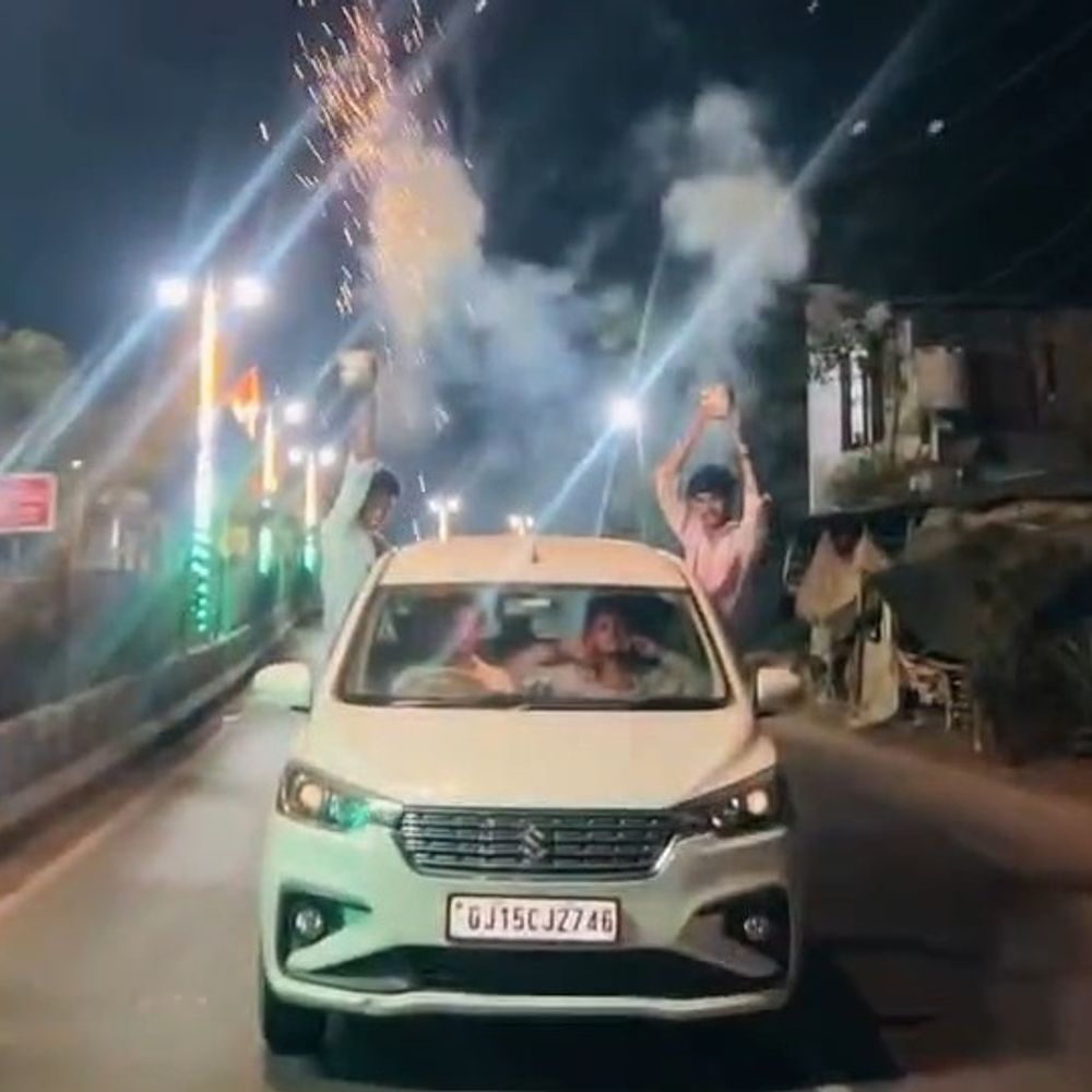 રસ્તા પર જોખમી બર્થડે સેલિબ્રેશન ભારે પડ્યું:વલસાડના ધમડાચી રોડ પર ચાલતી કારમાં આતશબાજી કરનારા ચાર યુવકોને પોલીસે પાઠ ભણાવ્યો