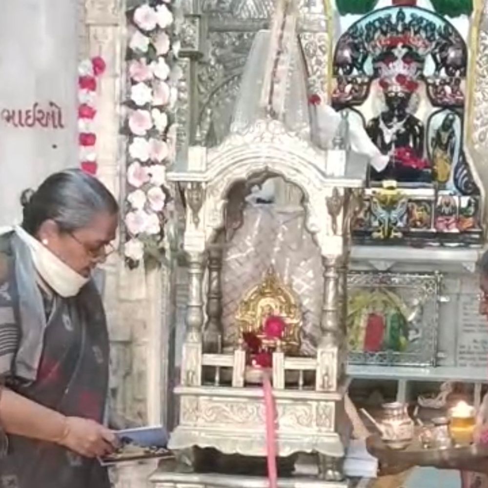 ભરૂચ શ્રીમાળી પોળ જૈન દેરાસરમાં મહાવીર જયંતિની ઉજવણી:શ્રદ્ધાળુઓએ પૂજા-અર્ચના કરી, ધાર્મિક વાતાવરણમાં ધન્યતા અનુભવી