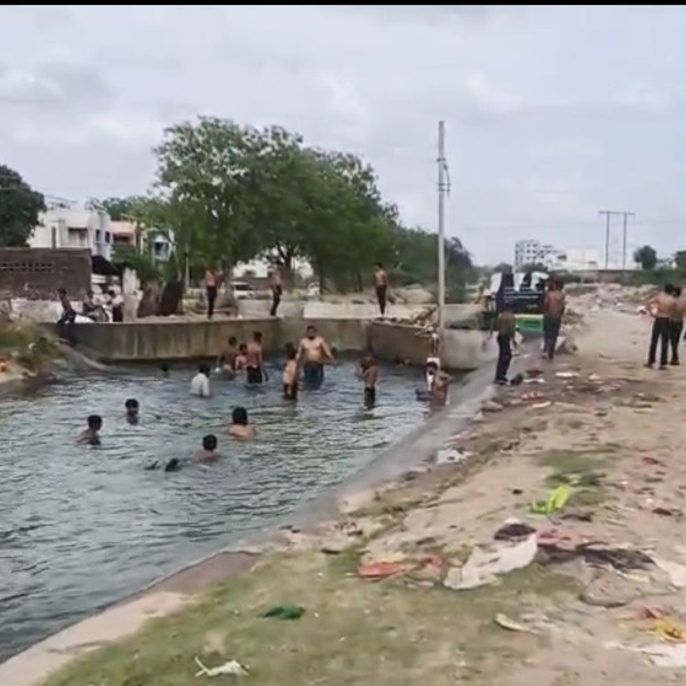 પાટણની કેનાલમાં નાહીને પ્રદૂષિત કરવાનું કૃત્ય:લોકો સ્નાન કરી પીવાના પાણીને દૂષિત કરનારા સામે કાર્યવાહીની માગ