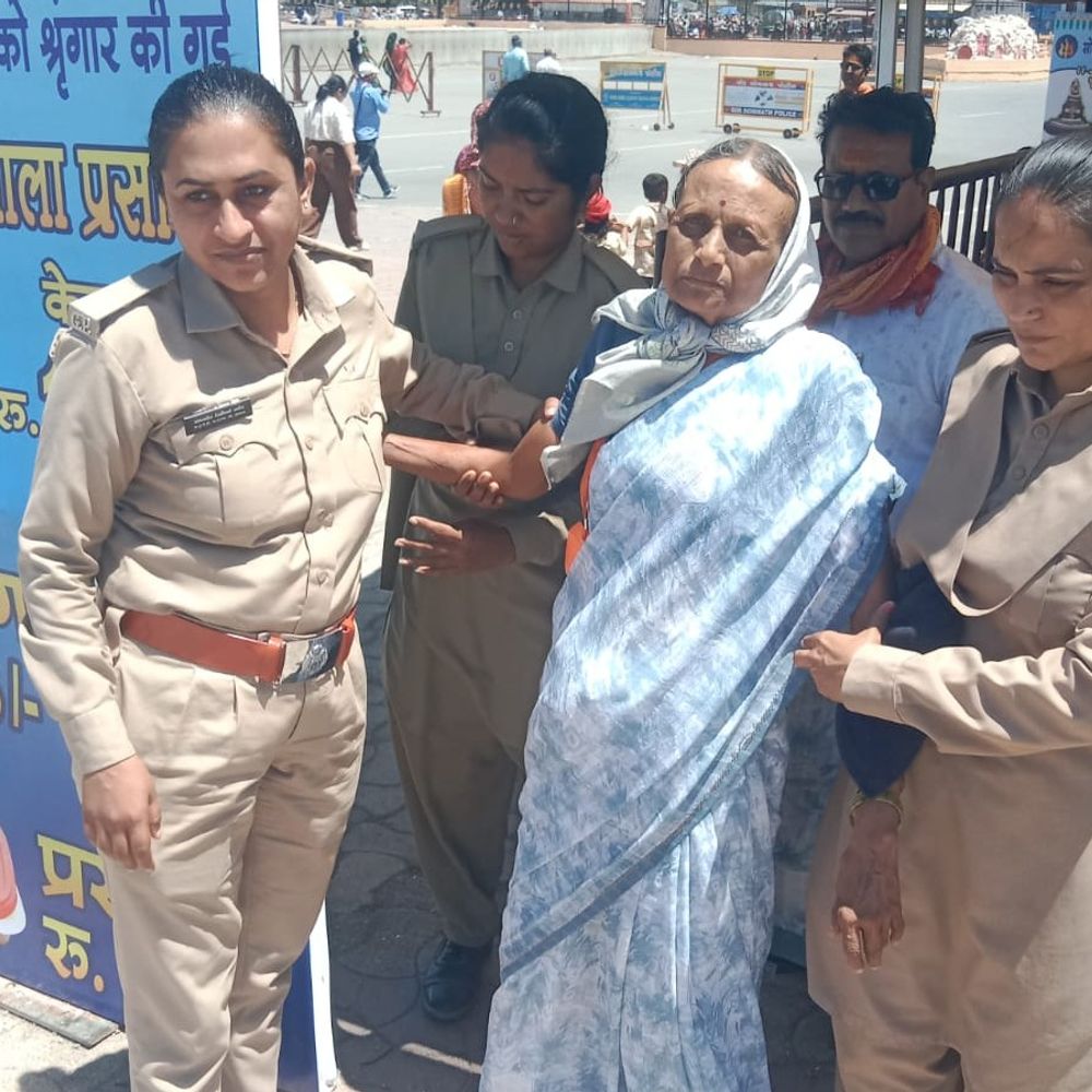 સોમનાથ મંદિરમાં વૃદ્ધ મહિલા લપસી પડ્યા:સુરક્ષા સ્ટાફે તાત્કાલિક સારવાર આપી, માનવતાનું ઉદાહરણ પૂરું પાડ્યું