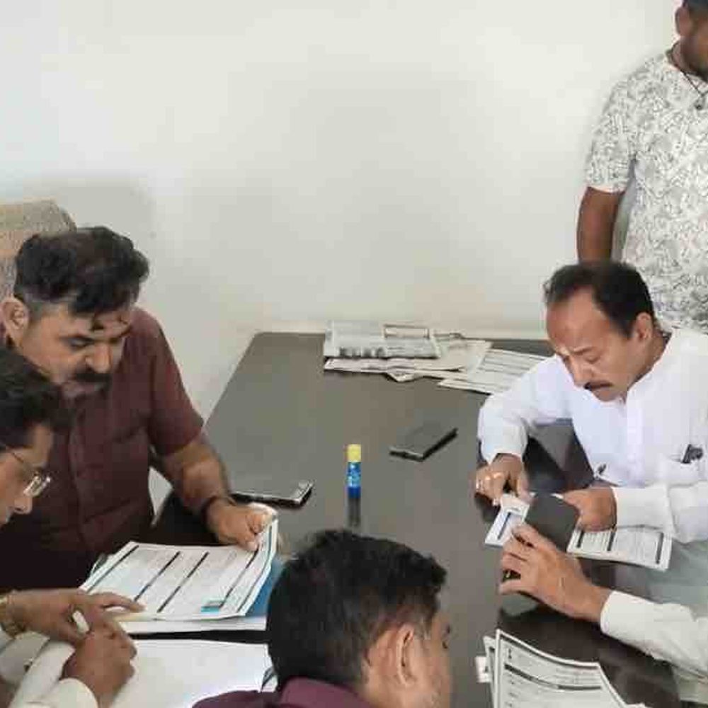 સાવરકુંડલા નગરપાલિકા ચૂંટણી: કોંગ્રેસના 30 દાવેદારોએ ફોર્મ ભર્યા, પૂર્વ ધારાસભ્યના કાર્યાલયે સેન્સ પ્રક્રિયા યોજાઈ.