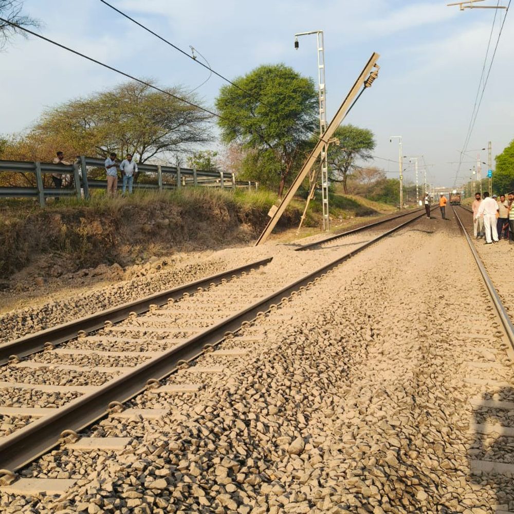 ગોધરા નજીક હાઈ ટેન્શન વીજ લાઈન તૂટતાં રેલ વ્યવહાર ખોરવાયો:દિલ્હી-મુંબઈ રેલ સેવા અસરગ્રસ્ત;યુદ્ધના ધોરણે સમારકામ કરી ટ્રેક પુનઃ કાર્યરત કરાયો
