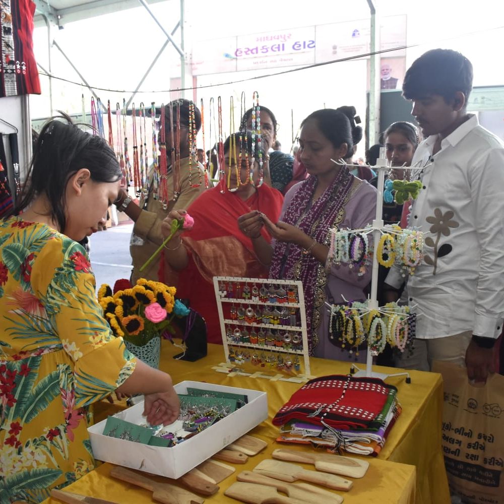 સરકાર દ્વારા કારીગરોને વિનામૂલ્યે પ્લેટફોર્મ અપાયું:ઉત્તરપૂર્વીય કારીગરોની કલા કસબે માધવપુર મેળામાં આકર્ષણ જમાવ્યું