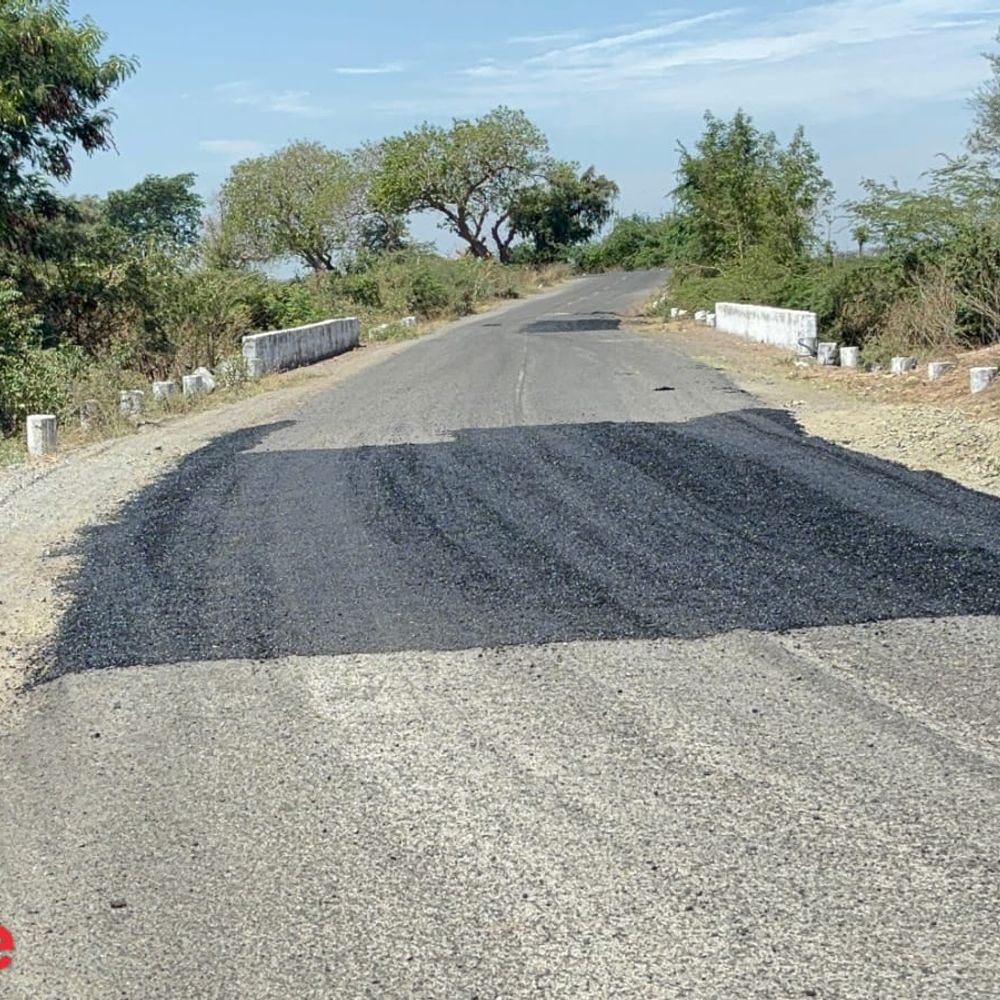 રાતોરાત ખાડા પુરાતા તંત્ર પર ઉઠતા સવાલો‎:CMના આગમન પહેલાં જ દેવકા માર્ગ ચકાચક !, લાંબા સમયથી જનતા હેરાન, પરંતુ VIP‎મુલાકાત પહેલાં જ તંત્ર હરકતમાં આવ્યું‎