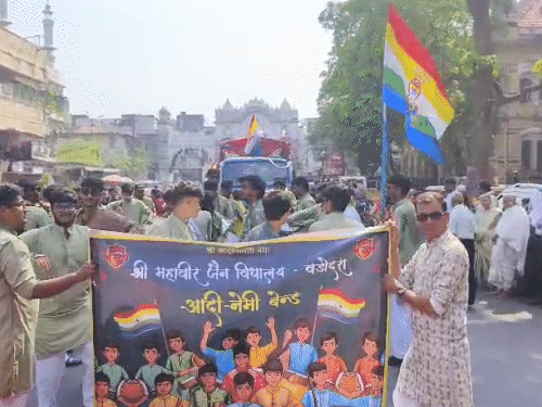 મહાવીર સ્વામી જન્મ જયંતિ: 'જીવો અને જીવવા દો'નો સંદેશ, ભવ્ય ઉજવણી.