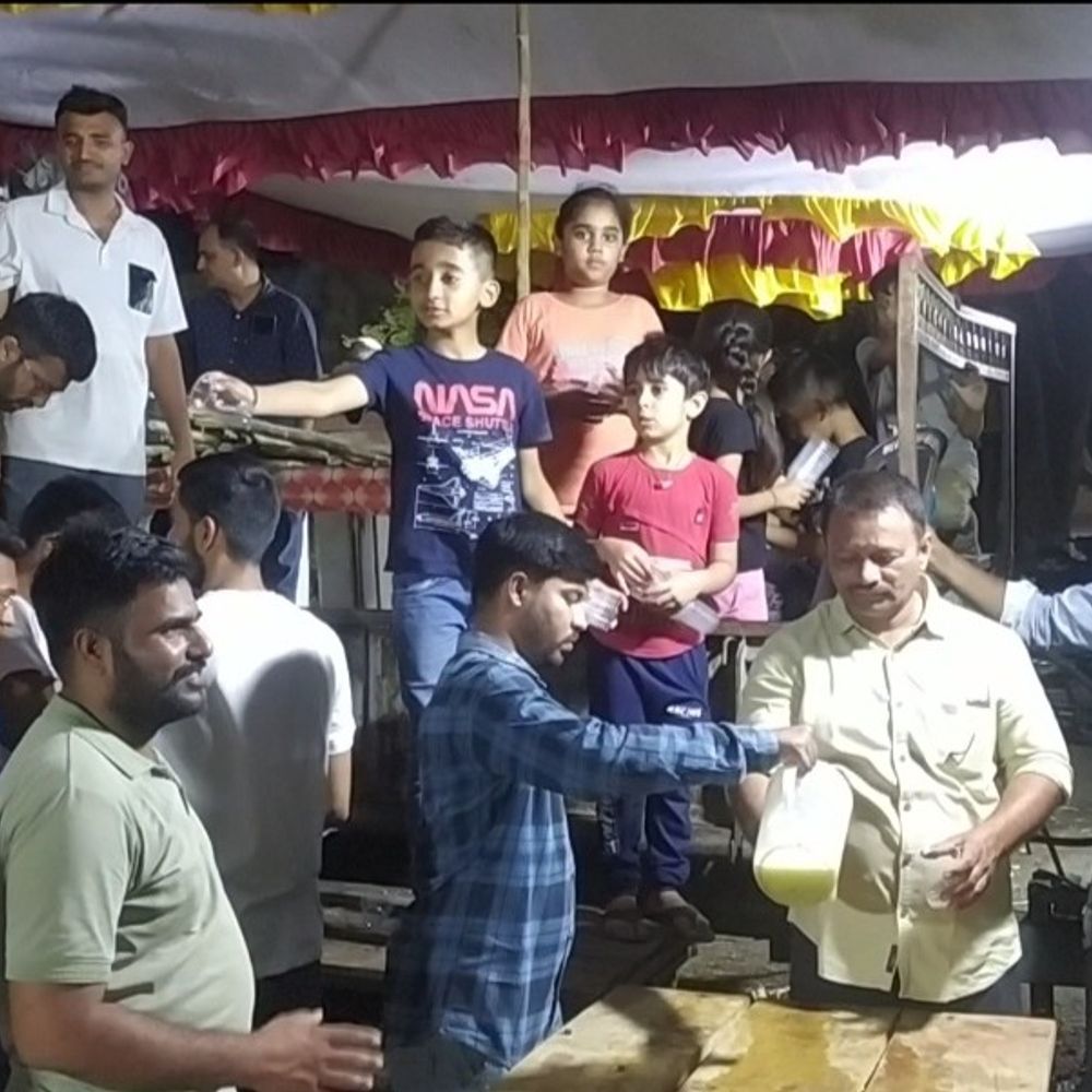 ચોટીલા યાત્રાળુઓ માટે શિહોરા ફ્રેન્ડ ગ્રુપનો સેવા કેમ્પ:રતનપર બાયપાસ પર 9 વર્ષથી અવિરત સેવા, સાંસદ ચંદુભાઈ શિહોરાની પ્રેરણા