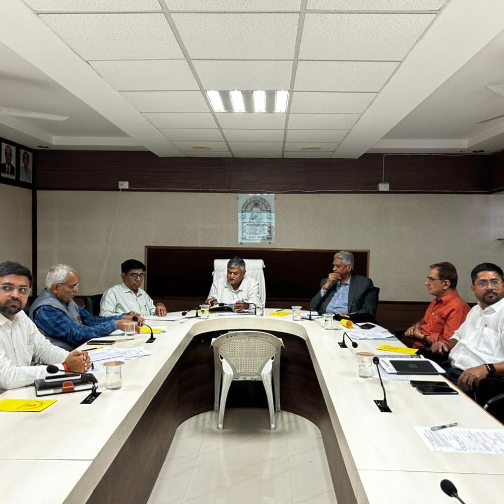 હેમચંદ્રાચાર્ય યુનિવર્સિટીમાં FRCની પ્રથમ બેઠક યોજાઈ:સ્વનિર્ભર કોલેજોની ફીનું ધોરણ નક્કી કરવા ચર્ચા