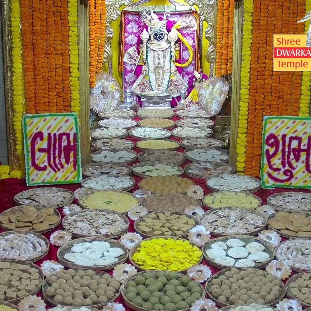 દ્વારકાધીશ મંદિરમાં છપ્પન ભોગ અર્પણ કરાયા:મંગલા આરતી સમયે ભક્તોએ દર્શનનો લાભ લીધો
