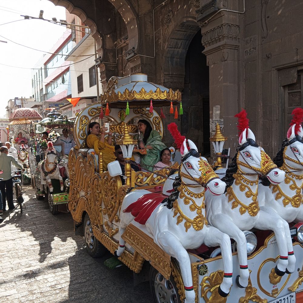 મોરબીમાં મહાવીર જયંતીની આસ્થાભેર ઉજવણી:ચાંદીના રથમાં ભગવાન મહાવીર સ્વામીની મૂર્તિ; શોભાયાત્રામાં જૈન સમાજ ઉમટ્યો