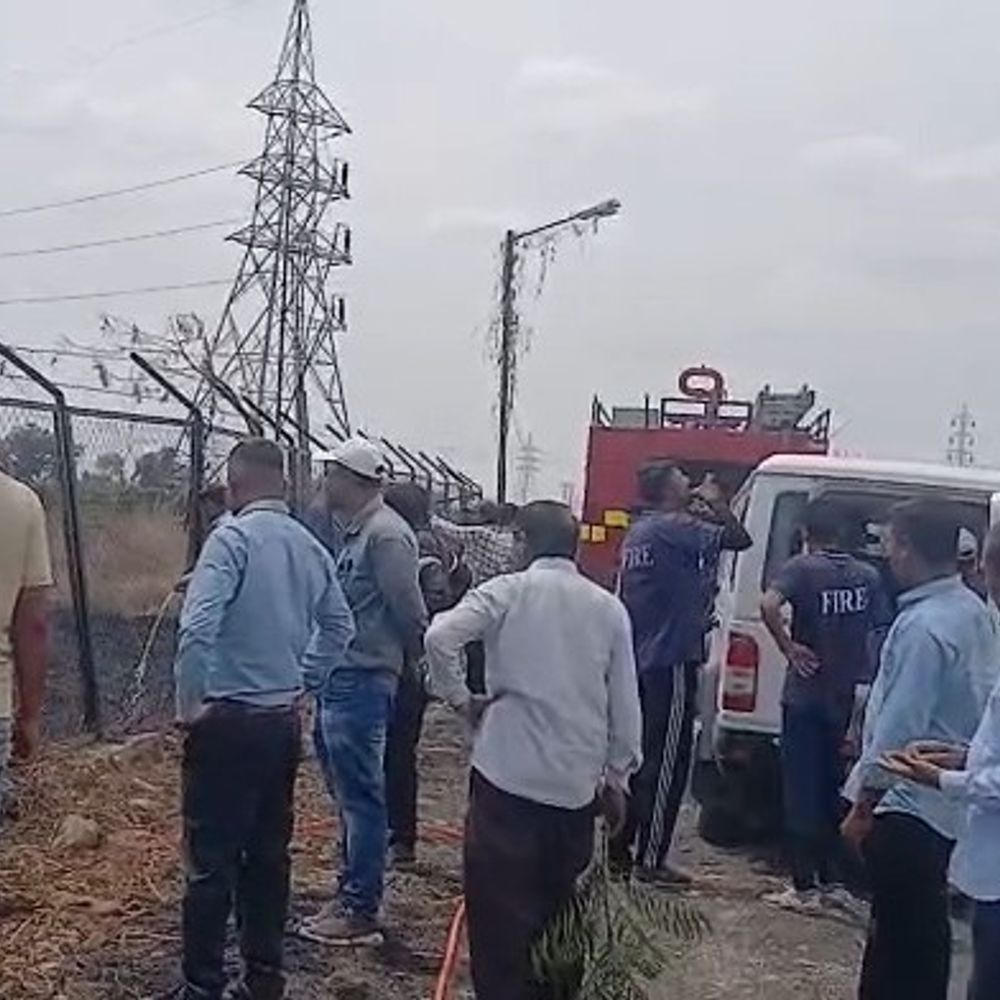 જેટકો સબસ્ટેશન પાસે સૂકા ઘાસમાં આગ:હિંમતનગર ફાયર ટીમે 20 હજાર લીટર પાણીથી કાબૂ મેળવ્યો