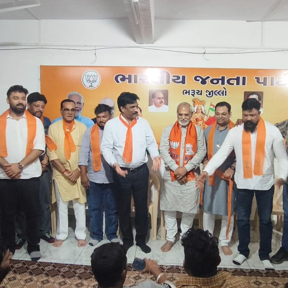 ભરૂચમાં AAP-કોંગ્રેસના 50થી વધુ કાર્યકરો ભાજપમાં જોડાયા:સ્થાનિક સ્વરાજની ચૂંટણી પહેલા પક્ષપલટાથી માહોલ ગરમાયો