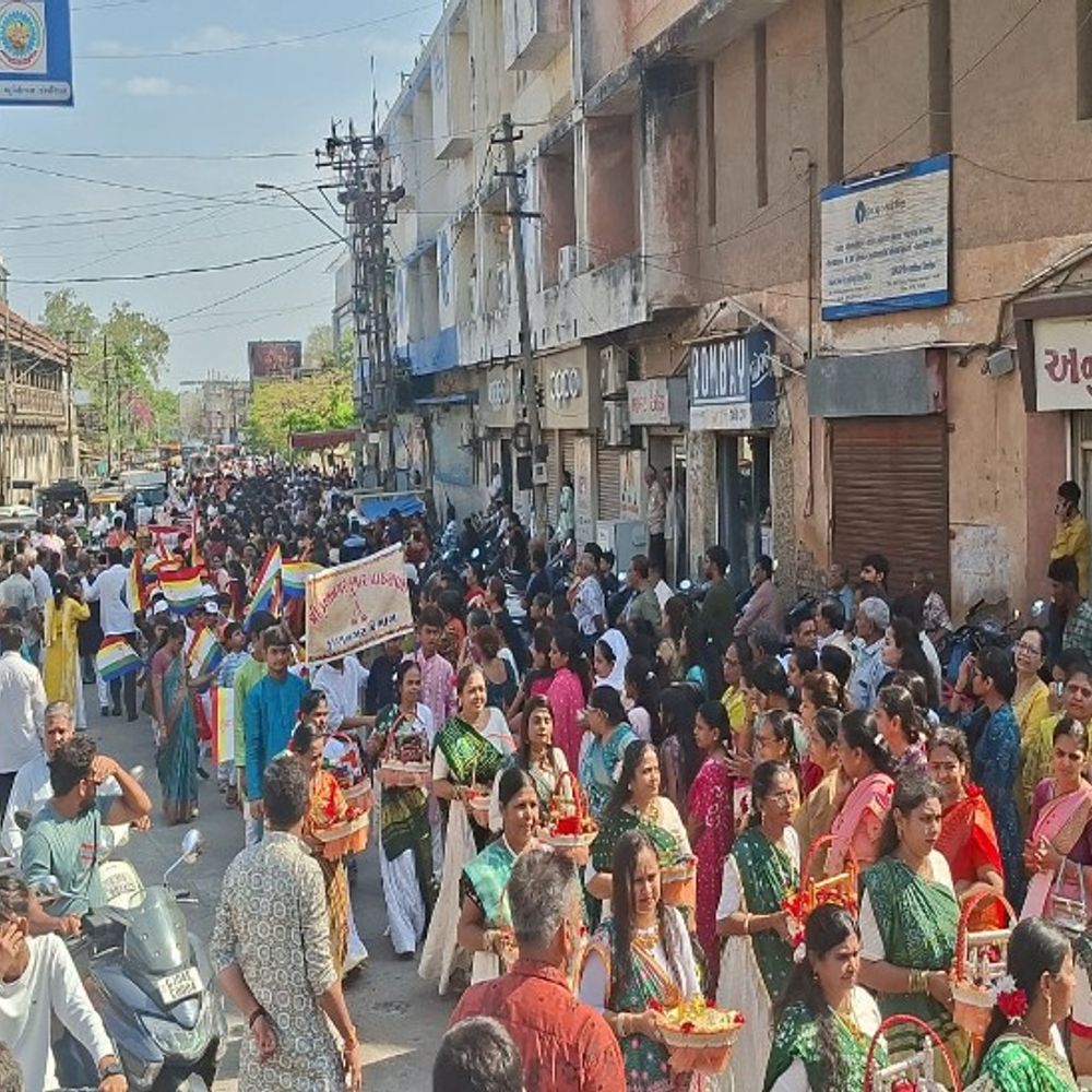 મહાવીર જયંતીની ઉજવણી: મોટા દેરાસરથી 1 km લાંબી શોભાયાત્રા શ્રમણ-શ્રમણી ભગવંતોની નિશ્રામાં ઉત્સાહભેર ઉજવાયો.