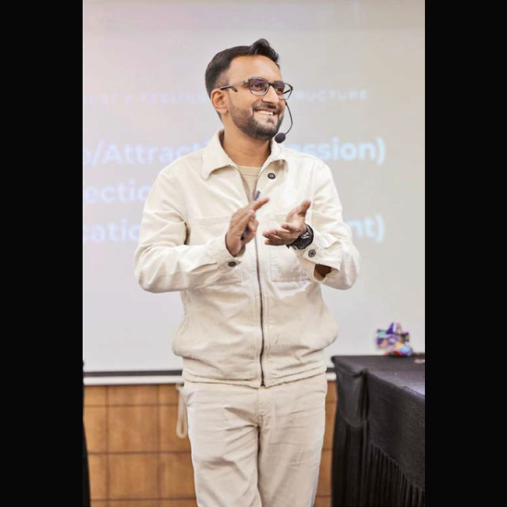 પ્રેમ લાગણી નહીં, આકર્ષણ, કનેક્શન, ડેડિકેશન આધારિત અનુભવ.