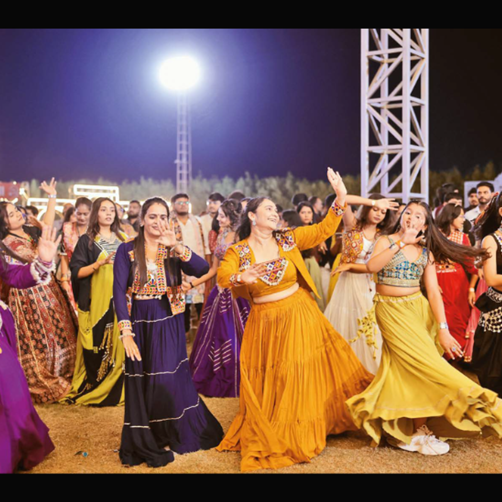 સુરત રામાયણ ફાર્મમાં સંગરાત્રી: રંગીન વસ્ત્રો અને મધુર સૂર સાથે ગરબાની રમઝટ.