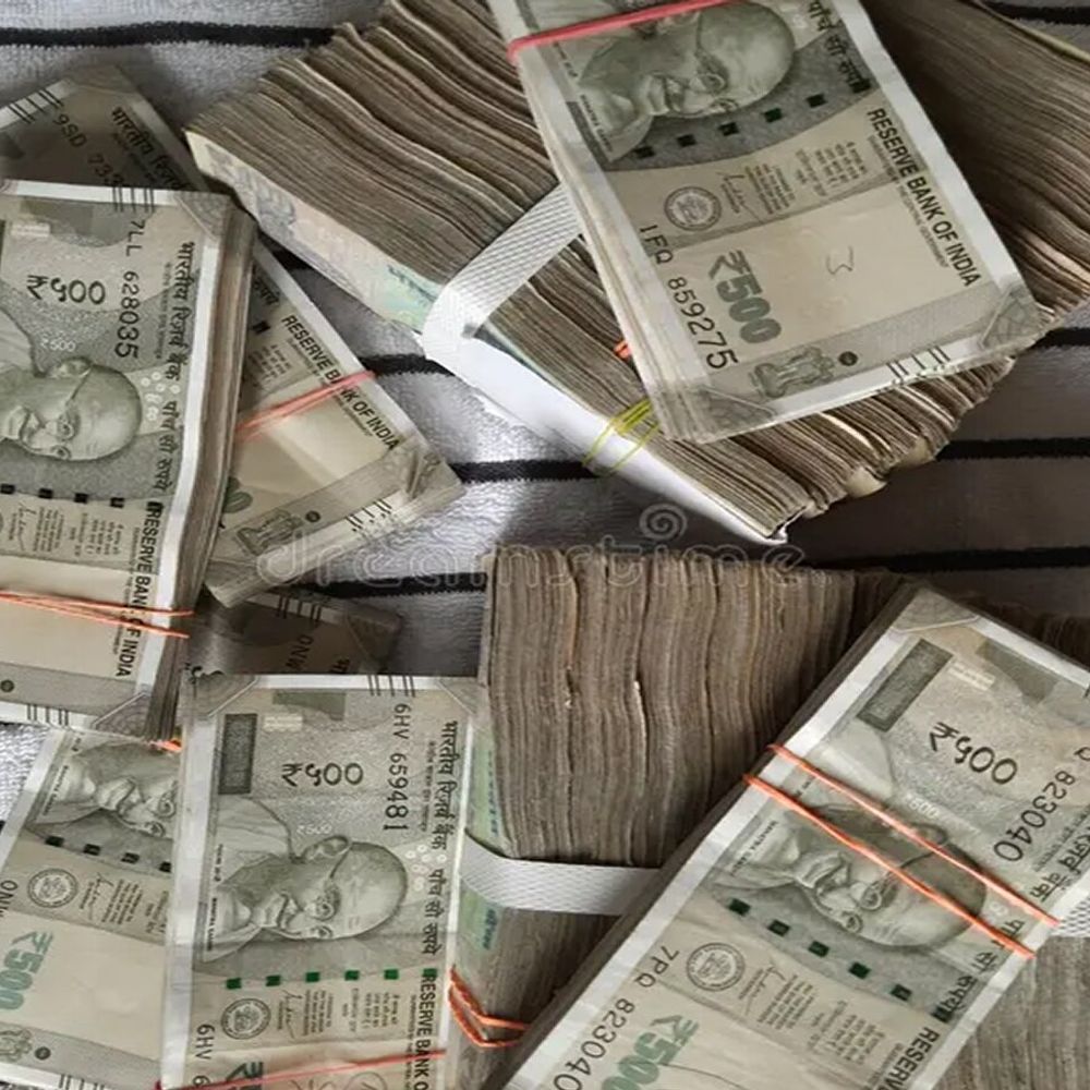 સુરતની બેંકે મેરઠથી પ્લેનમાં કેશ મગાવી:ગુજરાતની વિવિધ બેંકમાં રોકડની અછત, કારણ સ્પષ્ટ નથી, પરંતુ પરિસ્થિતિ ચિંતાજનકઃ કો.ઓપ. બેંક એસો.