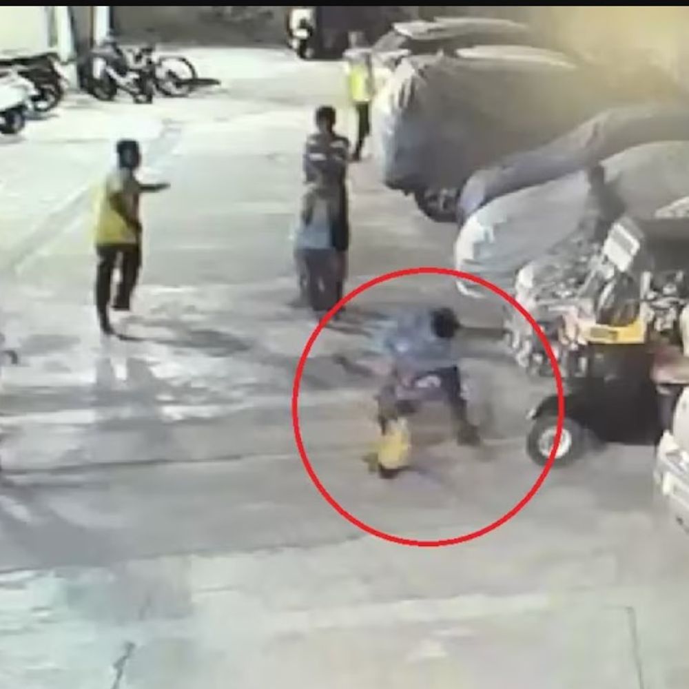 4 વર્ષના બાળક પર અત્યાચાર: રીક્ષામાં માર મારી, હવામાં ઉછાળી જમીન પર પછાડ્યો, અંગત અદાવતમાં બદલો લીધો.