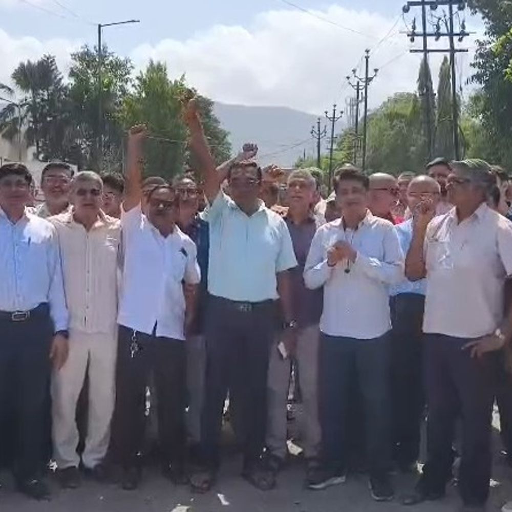 જૂનાગઢ GIDCના બિસ્માર રસ્તાઓ: ઉદ્યોગકારોનું અલ્ટીમેટમ.