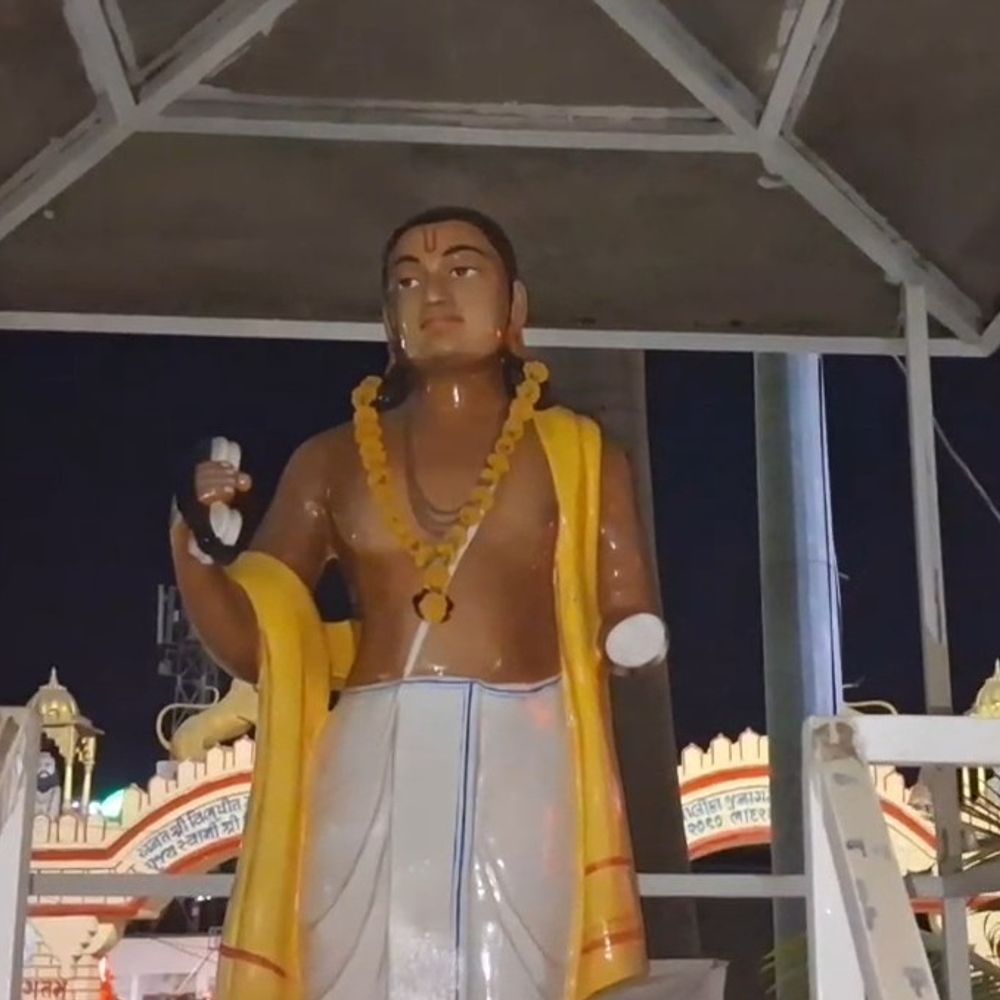 નરસિંહ મહેતાની પ્રતિમા ખંડિત થતા ભક્તજનોમાં રોષ:​જૂનાગઢના ઐતિહાસિક ગિરનાર દરવાજા પાસે સ્થાપિત આદિકવિ નરસિંહ મહેતાની પ્રતિમાનો હાથ અજાણ્યા શખ્સો દ્વારા તોડી પડાતા વહીવટીતંત્ર સામે ઉઠ્યા સવાલો