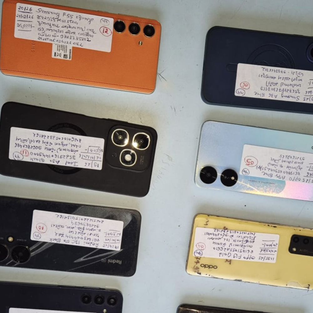 વડોદરા પોલીસે ખોવાયેલા મોબાઈલ પરત કર્યા:હરણીમાં ‘તેરા તુજકો અર્પણ’ હેઠળ 12 નાગરિકોના ચહેરા પર ફરી સ્મિત લવાયું