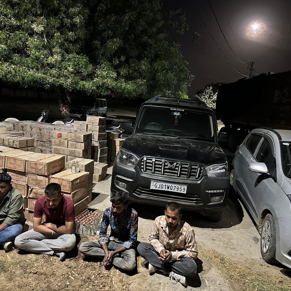 વઘાડામાં SMCનો દરોડો: રૂ.25.45 લાખનો દારૂ ઝડપ્યો:4 આરોપી ઝડપાયા, 9 ફરાર; દરોડામાં રૂ. 61.24 લાખથી વધુનો મુદ્દામાલ જપ્ત