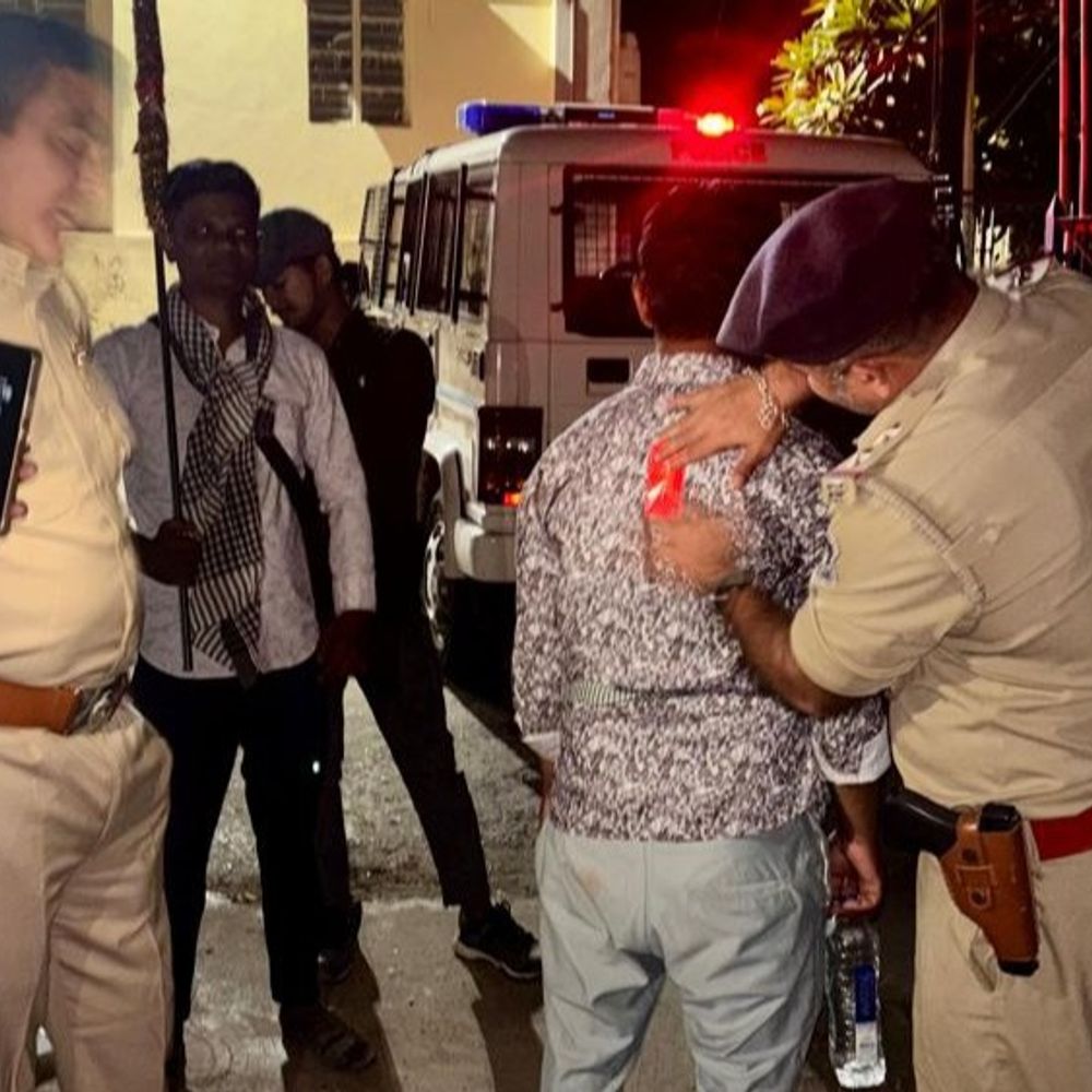 પોલીસે પદયાત્રીઓને રિફ્લેક્ટર લગાવ્યા:સાંથલ પોલીસની સરાહનીય પહેલ, મરતોલી ચેહર માતાએ પગપાળા જતા યાત્રાળુઓને સુરક્ષા કવચ