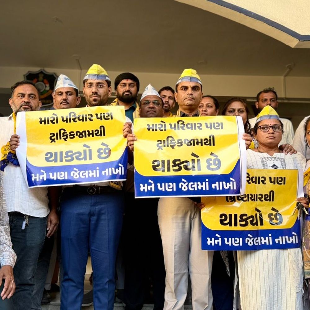 ભાજપ વિરુદ્ધ પોસ્ટર વિવાદ મામલે આપના કાર્યકર્તાઓની અટકાયત:FIR થતાં જ 'આપ'ના કાર્યકરોએ વરાછા-કતારગામ પોલીસનો ઘેરાવ કર્યો, ડ્રગ્સની ડીલ કરવા નથી આવ્યા કહી DCPની ઓફિસમાં ઘૂસ્યા