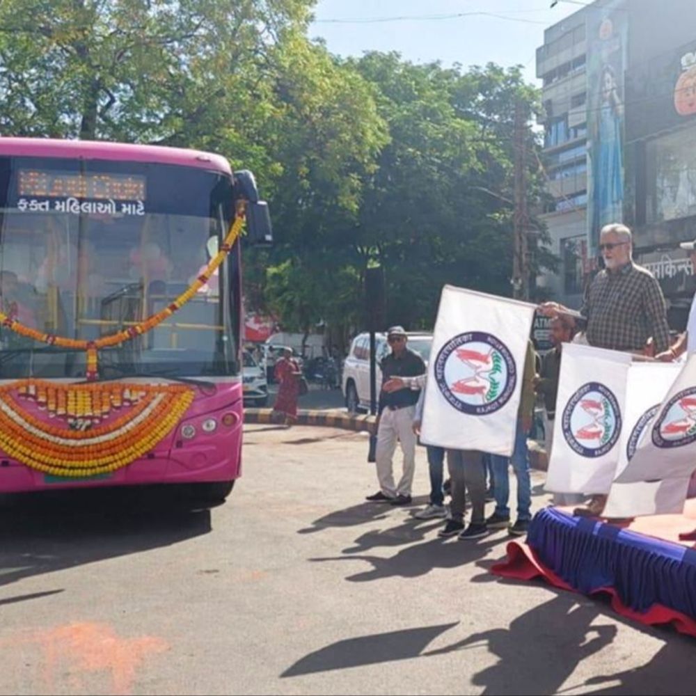 રાજકોટમાં મહિલાઓ માટે પિંક બસ શરૂ:સુરત બાદ રંગીલા શહેરમાં ફક્ત મહિલાઓ માટેની 3 સિટી બસ, 1 બીઆરટીએસ બસનો પ્રારંભ : યુવતીએ કહ્યું - મહિલાઓની સુરક્ષાને પ્રાથમિકતા મળશે